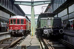 425 415 und 194 579 mit ihren  historischen  Bezeichnungen ET 25 015b bzw. E 94 279 am 28.08.1994 auf einer Fahrzeugausstellung im Hbf. Stuttgart.