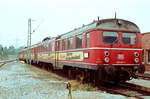 Ein Stuttgarter Vorortzug der DB-Baureihe 425 (ET 25) z-gestellt vor dem Ausbesserungswerk Cannstatt (August 1983)