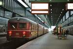 Stuttgarter Vorortzug 425 402-5 ( zuvor ET 25) im Hauptbahnhof von Stuttgart, 24.02.1984