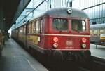 Stuttgarter Vorortzug 425 402-5 ( zuvor ET 25) im Hauptbahnhof von Stuttgart, 24.02.1984