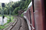 Ach wie war das schön, wenn man in den Nahverkehrstriebwagen noch die Fenster öffnen und sich den Fahrtwind um die Nase wehen lassen konnte. So geschehen bei einer Sonderfahrt des SVG 425 420 am 30.08.2004 auf der Neckartalbahn von Heidelberg in Richtung Eberbach kurz vor Neckargemünd.