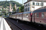 Eine prachtvolle Kirche im Hintergrund und einen Flügel des ebenfalls historischen badischen Bahnhofs von Eberbach im Vordergrund: Der SVG 425 420 am 30.08.2009 auf einer Sonderfahrt auf der Neckartalbahn.