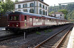 Im Bahnhof Eberbach auf der Neckartalbahn erfolgte am 30.08.2009 bei einer Sonderfahrt die Aufnahme des historischen SVG-Triebwagens 425 120.