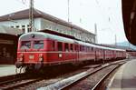 Stuttgarter Vorortzug der DB-Baureihe 425 (ET 25) vor dem Bahnhof Geislingen Steige am Tag einer Lokomotivausstellung in Geislingen (26.06.1983)