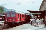 Stuttgarter Vorortzug der DB-Baureihe 425 (ET 25) am Ausgangspunkt der Geislinger Steige, dem Bahnhof Geislingen, am Tag einer Lokomotivausstellung (26.06.1983)