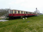 Inzwischen in historisierender Lackierung; der Steuerwagen 826 602 am 25.04.2008 in Peenemünde