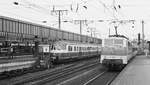 Zwei Baureihen verschiedener Generationen, die den Schnellverkehr im Ruhrgebiet prgten. 430 103 und 111 165 in Essen Hbf, August 1983. 