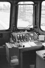 Das spartanische Fahrpult des 430 115, Dortmund Hbf, Juli 1982.