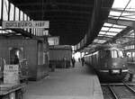 430 122 als Eilzug nach Dortmund in Duisburg, Juli 1979.