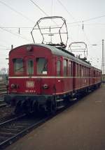 Zu den letzten Einsatzstrecken der zwischen 1927 und 1932 gebauten ET 85 gehörte die kurze Stichstrecke von Müllheim/Baden nach Neuenburg. Anfang Januar 1975 wartet 485 019-4 auf Gleis 5 im Bahnhof Müllheim/Baden auf Fahrgäste nach Neuenburg. Heute fahren die X 73900 der SNCF nach Mulhouse von diesem Gleis ab.