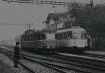 OeBB/DB: An Christi Himmelfahrt feiern die Männer in Deutschland den Vatertag. Vor 32 Jahren gönnten sich Eisenbahnfreunde zu diesem besondern Anlass mit dem Gläsernen Zug eine Sonderfahrt nach Balsthal zur Oensingen Balsthal Bahn. Dieser spezielle Zug mit Baujahr 1935 ist im Jahre 1995 bei einem Zugsunglück leider derart stark beschädigt worden, dass er im Jahre 1997 ausgemustert werden musste. Sehr seltene Zugskreuzung in der Klus bei Balsthal zwischen dem OeBB Be 2/4 201 ex BLS und dem DB 491 001-4 ex DR ET 9101. Wohl rein zufällig stammen beide Fahrzeuge aus dem Jahre 1935.
Foto: Walter Ruetsch