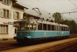 OeBB/DB: An Christi Himmelfahrt feiern die Männer in Deutschland den Vatertag. Vor 32 Jahren gönnten sich Eisenbahnfreunde zu diesem besondern Anlass mit dem Gläsernen Zug eine Sonderfahrt nach Balsthal zur Oensingen Balsthal Bahn. Dieser spezielle Zug mit Baujahr 1935 ist im Jahre 1995 bei einem Zugsunglück leider derart stark beschädigt worden, dass er im Jahre 1997 ausgemustert werden musste. DB 491 001-4 ex DR ET 9101 vor dem Bahnhof Balsthal an Christi Himmelfahrt im Juni 1982.
Foto: Walter Ruetsch