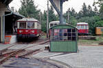 Ein Blick auf die Bergstation der Oberweißbacher Bergbahn, dem Bf. Lichtenhain/Bergbahn, mit dem DR 279 205 und anderen Fahrzeugen am 20.09.1991.