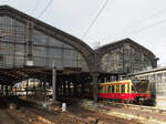 In Anlehnung an einige vorherige Bilder wollte ich die BR 480 an der Friedrichstraße noch mit Sonnenschein fotographieren - im Winter nicht so einfach, schon gar nicht, wenn auf der Stadtbahn