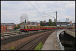 S 3 nach Charlottenburg fährt hier am 10.6.2024 um 15.26 Uhr aus Richtung Alexanderplatz kommend in den Berliner Hauptbahnhof ein.