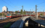 Ein 481/482-Vollzug erreicht bei bestem Sommerwetter den Berliner Hauptbahnhof auf Gleis 15.
Gesehen am Ende des Bahnsteigs 13/14.

🧰 S-Bahn Berlin
🚝 S7 Ahrensfelde (S)–Berlin-Wannsee (S)
🕓 13.8.2024 | 18:41 Uhr