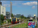 Am Heizkraftwerk Moabit vorbei fahrend erreicht 484 066 am 22.06.2024 den Bahnhof Berlin-Westhafen. Im Hintergrund fädelt die neue S-Bahn-Strecke durch die Unterführung Richtung Hauptbahnhof aus, hier soll in Zukunft die S 46 fahren. 