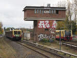 Abschied der BR 485 bei der Berliner S-Bahn.
Alt (BR 485, S47 nach Hermannstr.) und neu (BR 484, S85 nach Schöneweide) auf einem Bild, in der Mitte das Stellwerk  Bsw . 

Aufgenommen an der Station Berlin Baumschulenweg.
Berlin, der 12. November 2023