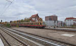 Am vorletzten EInsatztag führt 485 038 einen Dreiviertelzug der Baureihe 485 auf der Linie S85. Am Stellwerk Swn vorbei, fährt der Zug in den Bahnhof Schöneweide ein. (11.11.2023)