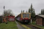 Ein für mich nicht genau identifizierter S-Bahn Triebwagen Zug der Baureihe DR 270 aus Berlin hat offensichtlich Zugang in den Museum Lokschuppen Pasewalk gefunden. am 7.12.2024 konnte ich leider wegen zahlreicher Spray Spuren keine genaue Fahrzeugnummer mehr erkennen.