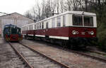 Der DB-Triebwagen 479 601 mit Steuerwagen 879 601 am 17.04.1994 vor der Lokhalle im Bf.