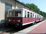 Steuerwagen 879 601 mit Triebwagen 479 601 am 08.06.2003 neben der Fahrzeughalle im Bf.