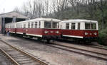 Steuerwagen 879 602 (links) und Triebwagen 479 601 (rechts), noch im Betriebsbestand der DB, am 17.04.1994 vor der Lokhalle im Bf.