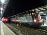 Der  Science-Express  mit BR 110 325 steht in Rostock Hbf auf Gleis 3 und wartet darauf, nach Warnemnde fahren zu knnen, wo er 2 Tage fr Besucher offen war.
29.10.2009