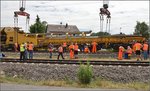 Bauzug-Entgleisung Radolfzell. Jetzt wird wieder aufgegleist. Juli 2016. 

Standort des Fotografen auf öffentlicher Straße hinter der Absperrung der Polizei.