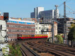 Der Verein  Historische S-Bahn e.V.  hat zum Tag der Schiene 2024 eine Sonderfahrt über die Stadtbahn von  Warschauer Straße  bis Spandau und zurück durchgeführt. Auf der Hinfahrt konnte ich ihn zwischen Alexanderplatz und der Station  Hackescher Markt  einfangen, zum Glück ohne Gegenverkehr.

Berlin, Station Hackescher Markt, am 22.09.2024 