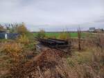 Neben der Tankstelle an der L163 in Holleben finden sich noch Reste vom ehemaligen Gleis der Strecke von Schlettau nach Bad Lauchstädt; 17.11.2024.