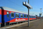 Die Liege- (Bvcmz) und Autotransportwaggons (DDm) des BTE AutoReiseZug (RDC 1310) am 22. Mai 2022 beim morgendlichen Halt in Frankfurt/Main Süd. 