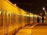 Blick entlang des CNL 1201 auf Gleis 3 im Hallenser Hbf.
Ein kurzer Plausch, ein mrrisches Schauen zur Lok vor und dann gings auch schon weiter nach Mnchen.
Halle, der 29.8.08