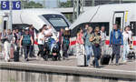 Ein Zug entlässt seine Fahrgäste -     Nach der Ankunft des ICE 975 Mannheim - Stuttgart im Stuttgarter Hbf.