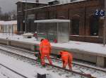 Whrend wir,am 01.Dezember 2010,wieder zurck ins Warme konnten,muten diese beiden Gleisarbeiter die Schienen,bei eisiger Klte und Wind,in Bergen/Rgen verschrauben.