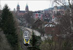 Freudenstadt -     Coradia Continental 2-Treibzug 1440 885 hat die Station Freudenstadt Stadt verlassen und rollt in Richtung Murgtal hinunter.