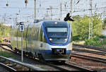 Die Flucht der Taube vor dem Zug...
643 410-3 (VT 738 | Bombardier Talent) der NEB Betriebsgesellschaft mbH (Niederbarnimer Eisenbahn AG | NEB) als RB 61169 (RB25) von Berlin Ostkreuz nach Werneuchen durchfährt den Bahnhof Berlin Springpfuhl auf dem Berliner Außenring (BAR | 6012).
Aufgenommen vom S-Bahnsteig (Gleis 20/21).
[18.7.2019 | 18:30 Uhr]