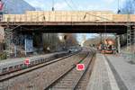 Brückensanierung in der Zscherbener Straße in Halle (Saale): Auf den Bahnsteigen unter der Brücke finden ebenfalls wichtige Arbeiten statt.