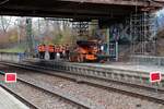 Brückensanierung in der Zscherbener Straße in Halle (Saale): Arbeiten und kurze Besprechung auf den Bahnsteigen des Hp Halle Zscherbener Straße unter der Brücke.