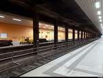 Blick auf die Gleisbauarbeiten im Hp Halle-Neustadt (auch  Tunnelbahnhof  genannt) auf Gleis 1. Einige Holzschwellen wurden bereits ausgetauscht und liegen auf dem Bahnsteig.
[24.5.2018 | 20:13 Uhr]