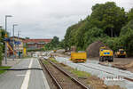 Gleisbauarbeiten im Bahnhof Sassnitz. Erkennbar sind die  neuen Gleisanlagen vor dem ehm. Befehlstellwerk mit einer Weiche, die nun vor dem Bahnübergang  liegt, sowie die Sockel für die Oberleitungsmasten. - 20.08.2021
