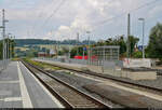 Damit Reisende im Bahnhof Hedemünden nicht mehr mühselig die Gleise überqueren müssen, wird gerade ein neuer Außenbahnsteig an Gleis 2 gebaut. Dieser ist dann über eine Unterführung erreichbar - ebenfalls im Bau. Zum Aufnahmezeitpunkt waren die Arbeiten seit fast einem Jahr im Gange. Im Vordergrund der noch betriebene alte Bahnsteig 2, oder besser das, was von ihm noch übrig ist.

🚩 Bahnstrecke Halle–Hann. Münden (KBS 590)
🕓 10.7.2021 | 12:51 Uhr