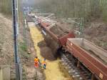 212 132-5 der Nordbayrischen Eisenbahn hat einen Bauzug mit Sand vor den Gemmenicher Tunnel gebracht der dort in das ausgehobene Gleisbett fr eine neue Weiche gekippt wurde.