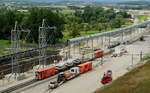 NBS Wendlingen - Ulm: Von der Lagerstelle kommend fahren die Loks L 8 (B-dh Schöma 6185/07 CHL350DCL) und L 7 (B-dh Schöma 5787/03 CHL350DCL) am 09.07.2017 mit neuen Tübbingen zur Tunnelvortriebsmaschine im Bosslertunnel, im Vordergrund Lok L 2 (B-dh Schöma 5740/02 CHL350DCL)