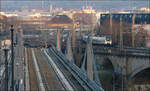 Wo neu auf alt trifft -     Die neue Neckarbrücke links neben der alten Brücke rechts nahe am Bahnhof Bad Cannstatt.