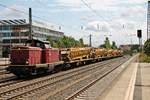 Mit einem Bauzug fuhr am 25.08.2015 die BayernBahn V100 1365 (211 365-2/ex. ÖBB 2048 014-1) durch München Heimeranplatz in Richtung München Laim.