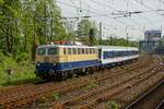 E10 1239 DB mit zwei TRI-Waggons in Wuppertal, am 01.05.2024.