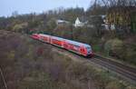 111 100 schiebt ihren RE11 Ersatzzug durch Bochum und unterquert nun die Buselohstraße.