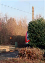 Der Reiz des Verdeckten - 

Wenn nicht alles zu sehen ist, wird umso mehr die Phantasie angeregt. Einfahrt eines S-Bahnzuges der Baureihe 430 in den Bahnhof Rommelshausen.

25.01.2022 (M)