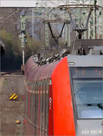 Im Neigungswechsel -     423 302-9 als S3 nach Bad Soden bei der Abfahrt in der Station Eschborn.